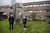 TILLITSVALGTE: Fylkeshuset i Vadsø har sett bedre dager. Slitasjen er merkbar. Kristin Rushfeldt er leder Fagforbundet i Vadsø og Aron Haraldsen er nestleder.