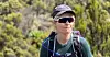 PÅ VEI OPP: Mangeårig ansatt ved forbundskontoret, Monica Derbakk, på vei opp Kilimanjaro sammen med en av turguidene i bakgrunnen.