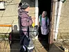 VIKTIG BESØK: Postbud Nadija Sapun forbi kirken har kommet til Julia Vitsjuk, som bor alene og er i dårlig form. Hun får kontanter, og kjøper noen kjeks. - Signe deg, sier hun til budet.