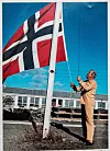 Grilstad-gründer og eier Anton Jensen kommer aldri til å glemme dagen de fikk rødfargen tilbake på spekepølsa. I pysjamas og tøfler markerte Jensen begivenheten med å sende flagget til topps.