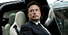 Elon Musk setter seg inn i en Tesla, bilmerket han eier og gjør sitt ytterste for å hindre at fagbevegelsen får innpass i produksjonen av.