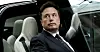 Elon Musk setter seg inn i en Tesla, bilmerket han eier og gjør sitt ytterste for å hindre at fagbevegelsen får innpass i produksjonen av.