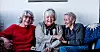 Elle melle deg fortelle... Tre pensjonerte sosionomer er med i ei gruppe som skriver dikt og historier til hverandre. Fra venstre: Catharina Selmer, Ellen Tronsmo, Eli Hindenes.