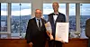 FORNØYD VINNER: Arnstein Fedøy (t.h.) sammen med FLTs forbundsleder Ulf Madsen.