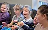 LATTER OG ALVOR: Triste tema kan også få fram latteren og kanskje spesielt hvis ordet bæsj nevnes. Mathilde, Aksel, Lilly og Nikolai og resten av Trollklubben i Tyrihans barnehage på Greåker lo godt. Pedagogisk leder Laila Kjølberg til høyre.
