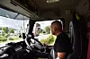 I speilet kan renovatør Daniel Sebergsen følge med på at dunkene med avfall tømmes inn i bilen, kun ved å bruke spaken i høyre hånd.