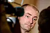 Arbeidsminister Robert Eriksson (Frp) mener 600.000 mennesker trenger et springbrett inn i arbeidslivet. Tull, mener både Ap og LO.