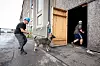 Robert og hunden løper etter fengselsbetjent Thomas Kahn inn i næringsbygget. Hunden skal øve på å gjøre søk i bygg.