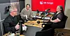 MORO MED POD: Nina Skranefjell og Charlott Pedersen har besøk av HK-leder Christopher Beckham for å fortelle om hvordan lønnsoppgjør foregår.
