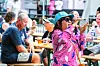 ALLE SKAL MED: Det tas noen tusen bilder med mobilen under festivalen.