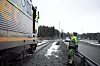 HASTER IKKE: Skifter Øyvind Dølplads snakker med lokomotivfører Stig Larsen. Litt lekkasje på luften til bremsesystemet, men ingenting som haster å reparere.