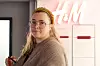 FRA GRASROTA: – Det er kjekt at stemmen til oss på gulvet også blir hørt og at vi tør bruke den, sier avdelingsleder Gabriella Brattåker i H & M. Hun er spent på hva prosjektet vil gi av resultater.
