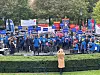 De oppsagte SAS-pilotene demonstrerte mot ledelsen i selskapet foran Stortinget 19. oktober 2021. En bred allianse fra Ap, Sp, SV, Rødt, FrP og Venstre støttet dem.
