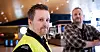 ADVARER: Vekter og tillitsvalgt Ole Erik Hønsvik protesterer mot en foreslått lovendring som vil kunne ramme ham og kollegaer på Værnes lufthavn. I bakgrunnen står hovedtillitsvalgt Frank Aamo, begge i Avarn Security.
