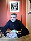 Regionalt verneombud Geir Kåre Wollum tar en pause på en kafé på Kløfta, der han registrerer uanmeldte bedriftsbesøk mellom rundene.
