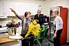 FORBEREDELSER: Dugnadsgjenen bruker kvelden til å pynte og forerede 100-årsfesten i storsalen. Fra v: Gro Sørlie, Anders Dalen og Turid Johansen.