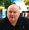 LO-sekretær Are Tomasgard peker på Frode Alfheim som ny LO-leder.