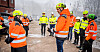 På Veidekkes byggeplass fikk statsråd Marte Mjøs Persen høre at forbudet om innleie kom uten at arbeidsgiverne ble hørt godt nok. Den korte overgangsperioden på tre måneder vil skape store utfordringer med å få tak i nok folk til pågående prosjekter, sa Lars Hjertås, distriktsleder i Veidekke Bygg Vestfold/Telemark (Til høyre).