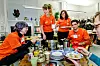 GLADMAT: Jalal Alimouradi (til høyre), både pasient og miljøarbeider, graver dypt i pastagryta på vaktrommet og ruster seg for en ettermiddag med nye pasienter sammen med (fra venstre) sosionom Sonja Bjaaland, koordinerende sykepleier Annlaug Telstø og tannlege Masooda Dustiyar.
