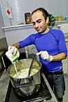 DEILIGE DUFTER: Hassan Qarani har blant annet vært pizzabaker. Nå lager han mat til ansatte og frivillige på Helsesenteret.