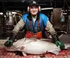 HOLDER HJULENE I GANG: Fiskeren Erlend Otlo sørger for at samfunnet holdes i gang under koronakrisen.