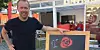 VEIVALG: Jonas Bals på stand for Arbeiderpartiet på Youngstorget i Oslo onsdag ettermiddag. Han mener valget 11. september blir et veivalg.