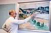 MALM: På kontorveggen henger et maleri av det klassedelte gruvesamfunnet Malm. Kunstneren er gruvearbeider og formingslærer Viktor Widegren fra 1962. Maleren var også kommunist, ifølge Almlid. I skråninga opp til venstre bodde foreldrene da Ole Erik ble født.
