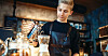 Å jobbe på kafe er manges første møte med arbeidslivet.