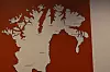 GAMLE NAVN: Finnmark fylke med de gamle kommunenavnene, fra Gjenreisningmuseet i Hammerfest.  Finnmark fylke er 48.618 km2 stort og hadde i 2019 litt over 75.000 innbyggere.