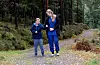 Gretha Aase (.t.v.) liker å gå korte turer i området rundt sykehjemmet, her med Amalie Christina Poppe.  Erling Slyngstad-Hægeland