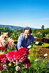 HAGEN: Marianne Olssøn er stolt av den flotte hagen de har bruk mange år på å opparbeide.