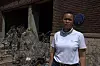 PIGGTRÅD: Nomzamo Zondo fra SERI foran en ødelagt bygning i Inner City. De fleste bygg er beskyttet med piggtråd på grunn av kriminalitet. Her er den blitt til søppel.