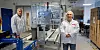 PAKKING: Harry Huskovic (t.v.) og Rune Slettebakken er blant NTL-erne på Agilera Pharma, og viser fram området for visuell inspeksjon og pakning.
