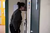 Avdelingsleder i Skien fengsel Jeanette Bladissi snakker med en av de innsatte gjennom luka.