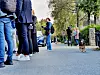 FOLKESTIM: Liv og røre i ellers rolig blindvei ved Ris i Oslo.