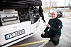 INGEN BESKYTTELSE: Bak slangene til vifteanlegget, festet til vindusviskeren og noen ledninger til frontlyktene, er det en plate av plast og glassfiber. Det er den eneste beskyttelsen Tor Ingar Storsveen og kollegaene hans har når de gjør jobben sin på norske veier. NB: Bildet er ikke tatt i forbindelse med denne saken.