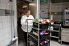 06:42 Yoghurt er veldig populært blant rekruttene og må fylles på flere ganger i løpet av frokosten. Inne på kjøkkenet flyter arbeidet godt, og det ser ikke ut til at noen lurer på hva de skal gjøre.