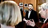 Næringsminister Jan Christian Vestre noterte flittig under besøket på Freia. Nå skal det lages et veikart for norsk næringsmiddelindustri.