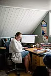 HJEMMEKONTOR: Fot Trine som har vært vant til hjemmekontor i mange år har ikke koronatiden betydd store endringer.