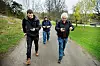 UTEN MORFIN: Et skadet bein stopper ikke Lasse Helland (til venstre). Han har allerede logget seks turer før denne, men dette blir den første morfinfrie loggingen i år. Et ublidt møte med en gravemaskin på byggeplassen gjør han litt mindre mobil enn resten av ruslegjengen. Harald Braathen og Petter Vellesen (til høyre) logger også inn på Hellviktangen.