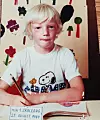 Gard Nordberg likte seg godt på skolen og fikk god karakterer når han ble stor nok til å få det. Her fra første skoledag i 1984.