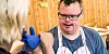 Tonny Bergquist (38) gjør seg klar til innsats på kjøkkenet.