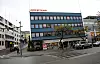 RESTAURERING: Huset skal fikses på, de blå platene og vinduene skal skiftes.