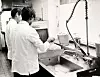 UFAGLÆRT ARBEID: Mange av de nyankomne arbeidsinnvandrerne på 1960- og 1970-tallet fikk jobb i hotell- og restaurantbransjen, og ofte i de dårligst betalte jobbene, som i oppvasken. Bildet er fra 1971.