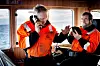 ALARMEN GÅR: Arve Guttelvik måtte ta mange telefoner til diverse utstyrsleverandører i løpet av dagen. Vannalarmen gikk uavlatelig og en rull på triplexen hengte seg opp i revers. – Bruksanvisningen? Den er på engelsk, og jeg er norsk. Skjønner du utfordringen, spør Arve, mens Per Arne Johannesen holder kontakt med andre båter for å høre hvordan det går med fangsten.