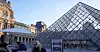Besøkende må vente på utsiden av Louvre mandag morgen.