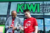 Shoaib K. Naeem og Vegard Skjervold utenfor en Kiwi-butikk. Her var det ingen unge på jobb i morgentimene, men det skulle komme noen litt nærmere kunderushet på ettermiddagen.