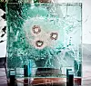 TESTET: Vi vet ikke helt hva slags øks eller damphammer dette glasset er testet med, men det ser ut til å ha tålt endel før det knuste. Og det har ikke falt fra hverandre. Det er sikkerhetsglass.