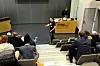 DET DROPSES: Endre Torssønn Klokkervold belønner en elev ved Malvik videregående skole for helt korrekt svar på spørsmål i hurtigforedraget om fagbevegelsens historie. Bak står Lasse Evjen.