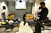 DET DELES UT ARK: Endre Torssønn Klokkervold og Lasse Evjen deler ut EL og ITs elevmedlemskapsblanketter - og (viktig:) penn - til elektroelevene ved Malvik.